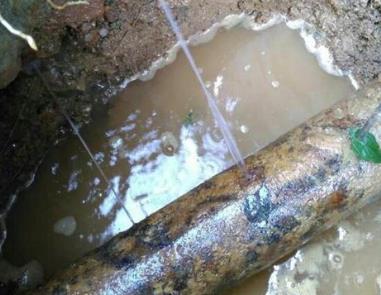 独山子楼顶渗水维修公司分享下地暖漏水的原因及检测方法。